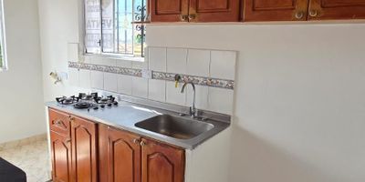 Venta de casa, en la unidad abierta SAMAN en Bello. Barrio Goretti 
Cerca de la iglesia Goretti, Cai de Valadares, y obra 2000

 

3 Habitaciones una de  ellas con balcón, 
2 closets pequeños,   Sala, comedor,  
1 Baño cabinado, Cocina, Patio de ropas,  Casa esquinera. 
