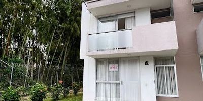 Espectacular casa duplex disponible para la VENTA, ubicada en el sector la Macarena, Dosquebradas, cuenta con 3 habitaciones, principal con baño privado, vestier y balcón, 2 baños sociales completos, sala comedor, estudio, cocina integral, patio, parqueadero. Para mayor información contáctanos... Castellón Inmobiliaria.