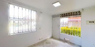 Una casa pensada para la vida en familia: espacios cómodos, buena iluminación y un ambiente que se siente hogar desde el primer momento. Una excelente oportunidad para vivir tranquilo, seguro y cerca de todo.

Características del inmueble:
Área 60m² // 3 habitaciones // 2 baños // Sala comedor amplia // Espacios funcionales y bien distribuidos

Características del conjunto:
Portería // Salón comunal // Zonas verdes // Conjunto cerrado
