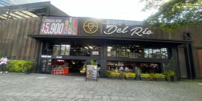 Este atractivo espacio tipo burbuja en arriendo, ubicado en el mall comercial de Parques del Rio, es ideal para impulsar tu negocio en una zona industrial y altamente comercial. Con 20 m, ofrece excelente iluminacion y acceso a amplios banos publicos y privados. Rodeado de locales comerciales y con seguridad 24 horas, garantiza un entorno seguro y dinamico, acompanado de un constante flujo peatonal que brinda gran visibilidad y oportunidades de crecimiento para tu marca. Canon mas IVA 