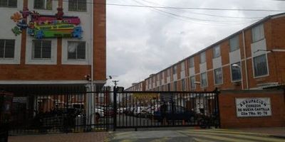 Casa arriendo  nueva castilla, cerca a la av ciudad de cali, a las américas, al centro comercial tintal plaza y a la biblioteca el tintal, trasporte publico, sitp, ubicada en el conjunto cerezos de nueva castilla que cuenta con vigilancia privada las 24 horas, casa de 3 niveles la cual consta de sala comedor, cocina integral, 2  baños, zona de lavado, 2 habitaciones con closet, sala de tv, parqueaderos comunales.