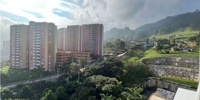 Apartamento en alquiler en Envigado - La mina de 65 mts cuenta con 3 alcobas, 2 baños, parqueadero cubierto, unidad completo con porteria 24hrs, salon social, juegos infantiles, gimnasio, parqueadero de visitantes y piscina. Codigo Inmobiliario 9672262
