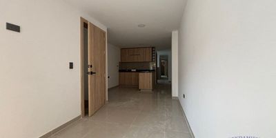 Apartamento  55 m2 en tercer piso para estrenar, 2 alcobas, 2 baños, 2 clósets, sala comedor, cocina integral, balcón, zona de ropas y piso en porcelanato.Edificio con citófono, muy bien ubicado cerca a la avenida guayabal y la carrera 65, transporte público cercano, parques, zona residencial.
Si deseas más información puedes escribir al WhatsApp 3113933203