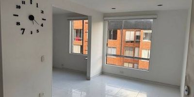 Se arrienda acogedor apartamento con 2 habitaciones, 1 baño, amplia sala-comedor y zona de ropas independiente. Un espacio funcional, iluminado y perfecto para disfrutar en familia.

Ubicación privilegiada:
A pocos pasos de la Av. Guayacanes, Av. Boyacá, Tienda Ara y Tienda D1, lo que garantiza excelente movilidad y acceso a todo lo que necesitas en tu día a día.

Conjunto residencial con excelentes zonas sociales:

Juegos infantiles

Salón social

Zonas verdes

Gimnasio

Parqueadero para visitantes

Un lugar tranquilo, seguro y con todo para vivir cómodamente.