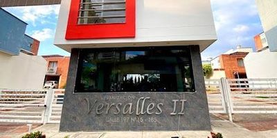 ARRIENDO VERSALLES CASA DE DOS PISOS, CUENTA CON TRES ALCOBAS, SALA COMERDOR,SOLAR Y AMPLIA ZONA DE ROPAS, PARQUEADERO. UBICADA EN ZONA RESIDENCIDENCIAL TRANQUILA. 