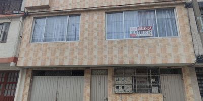 Apartamento exterior en arriendo ubicado en la carrera 69n 64d 20 barrio Estrada segundo piso con capacidad para cuatro o cinco personas cuenta con sala comedor tres habitaciones con armario cocina integral con uso de gas de cilindro área de lavadero baño completo con ducha electrica puerta principal en acrílico con reja para mayor privacidad rejas de seguridad en las ventanas servicio de luz con contador independiente y agua regulada por número de ocupantes inmueble ubicado en un sector residencial de fácil acceso a vías principales y transporte público