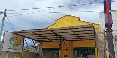 se alquila bodega amplia en sector comercial, se encuentra ubicada en bello, sector paraje guasimalito, consta con 2 niveles,  1.041.32m2, área de almacenamiento, área de oficinas, área de servicio, 2 baños, rampa de acceso a la bodega (sótano), Su ubicación estratégica permite fácil acceso a rutas de buses integradas al metro, además de cercanía a supermercados, centros comerciales y otros servicios esenciales.