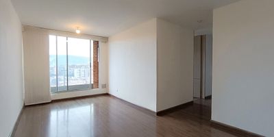 Apartamento de 62 mts, ubicado en piso doce, excelente iluminación natural, vista exterior, sala comedor con balcón pequeño, persiana, cocina integral a gas, horno eléctrico, zona de lavandería independiente, calentador a gas, alcoba principal con baño privado, persianas y garaje cubierto independiente. El edificio cuenta con vigilancia 24/7, CCTV, salón social, gym, terraza, BBQ, parque infantil y ascensor. Ubicado sobre la Carrera Cincuenta y Siete, a pocas cuadras de la Avenida Calle Ciento Cincuenta y Tres, parque de Cantalejo y zona residencial.