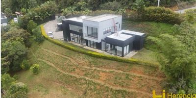 Moderna casa en parcelación disponible para venta en el municipio de Bello, Antioquia.  Características y comodidades casa campestre en el primer piso, distribuida en dos niveles, excelente estado de conservación, área construida 280 m2, 3 habitaciones con vestidor y baño privado, cocina integral abierta con despensa, sala comedor, baño social, balcón, amplia terraza, agradable iluminación natural, zona de ropas, habitación de servicio con baño privado, piso en cerámica, parqueaderos descubiertos. Adicionalmente, la parcelación cuenta con portería y vigilancia las 24 h. Excelente ubicación en agradable entorno natural con cómodas vías de acceso y agradable vista a la ciudad