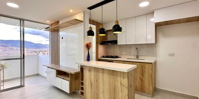 Hermoso apartamento en venta en la Urbanización Puerto Paraíso, ubicada en Los Puertos, Bello, un sector tranquilo, familiar y de gran proyección. Su ubicación estratégica ofrece fácil acceso a transporte, comercio y zonas de desarrollo.

Con 55 m², este inmueble cuenta con una distribución funcional de tres habitaciones, dos baños y parqueadero, ideal para quienes buscan comodidad y practicidad en un espacio moderno. Construido en 2023, garantiza acabados frescos y en excelente estado.

La unidad ofrece zonas comunes completas, incluyendo piscina, gimnasio, salón social y juegos infantiles, perfectas para disfrutar en familia.