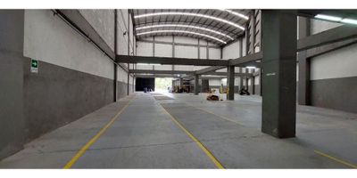 Excelente bodega en arrendamiento ubicada en unidad cerrada con vigilancia las 24 horas, con excelente área para todo tipo de industria, altura de 18 metros, el área de primer piso es de 1.898mt2 , área del segundo nivel de 205mt2, subnivel 430mt2 parqueaderos privados 3, puertas de descargue 1 para un área total de 2.533mt2.
