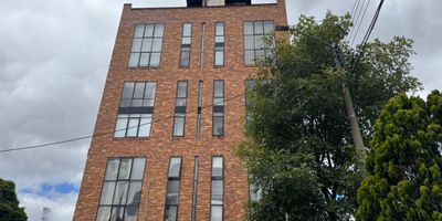 Cómodo apartaestudio de 28 m² En cedritos Barrio Contador – Funcional, moderno y bien equipado
Descubre este práctico apartaestudio ideal para quienes buscan comodidad en un espacio inteligente. Con 28 m² distribuidos de manera eficiente, ofrece una cocina eléctrica equipada, zona social iluminada, área para cama y un baño en excelente estado. Su diseño funcional permite aprovechar cada rincón, creando un ambiente acogedor tanto para vivir como para invertir.
Perfecto para estudiantes, ejecutivos o parejas que desean un hogar cómodo, moderno y con bajo mantenimiento.
Una excelente opción para disfrutar de independencia y confort en un espacio bien aprovechado.