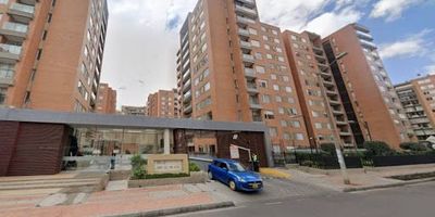 Apartamento en arriendo en sector residencial con un área de 150 m², que ofrece sala-comedor, tres alcobas con persianas, tres clósets, cocina integral con estufa a gas, cinco baños con calentador a gas, cuarto de servicio, balcón, chimenea, zona de ropas, dos garajes cubiertos y depósito. Cuenta con pisos en laminado y cerámica, además de acceso a una completa zona social con ascensor, vigilancia, cancha, gimnasio, piscina y zona de niños, así como parqueadero para visitantes y vista panorámica. Su ubicación estratégica ofrece excelentes vías de acceso por la Calle 153, Avenida Boyacá y Autopista Norte. Para más información, comuníquese con el ejecutivo comercial Daniel Torres al 3150773642 o al correo daniel.torres@inmobiliariasaliadas.com