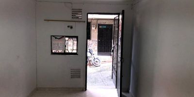 Se arrienda apartaestudio tipo lotf, cuenta con un área aproximada de 30 metros cocina integral con red de gas, 1 baño, pisos en cerámica, cerca a la estacion de policía de san blass, cancha jardín  y fácil acceso de transporte
