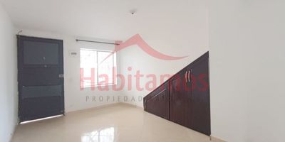 Casa con área de 108m2, estrato 3.Esta amplia casa en Aranjuez te recibe con esos espacios generosos muy bien distribuidos, ideales para quienes disfrutan de la comodidad y la tranquilidad. Ubicado en primer piso, perfecto para quienes buscan fácil acceso sin escaleras, y en una zona residencial donde se respira ambiente familiar.La ubicación es uno de sus mayores atractivos,  a pocos pasos encontrarás supermercados, rutas de transporte público y todo lo que facilita el día a día en el barrio. ¡! Espacios con amplitud y buena iluminación ¡!