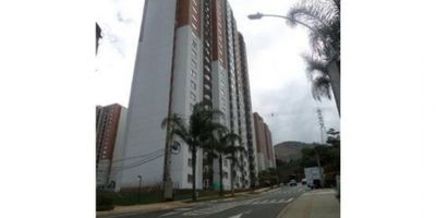 ?Arriendo Apartamento en puerta madera, Bello?

✅ Características:


 Tres Habitaciones con closet
 Sala comedor 
 Cocina Integral con red de gas
 Dos baños cabinados 
 Balcón con vista hacia las fincas del sector.
 Área:  60 mtrs aprox
 Piso: 13
 Estado: Usado
 Parqueadero: Si


? Entorno:


 
 Cerca a la estación madera del metro.
 
 
 Buenas rutas de transporte, Red Metro de Medellín e intregrados.
 
 
 ¡Este apartamento se encuentra en sector tranquilo, “la unidad está ubicada cerca a la estación madera del metro. se caracteriza por ser una unidad residencial familiar ideal para compartir en familia, con amigos y la mascota”
 


?️ Descripción de la unidad o barrio


 
 Comodidades: Parqueaderos privados y de visitantes.
 
 
 Recreación: Internamente la unidad cuenta con atractivos lugares para compartir en familia, tales como amplias zonas verdes, senderos peatonales, 3 salones sociales, piscina climatizada para adultos y niños, jacuzzi, gimnasio, auditorio, canchas múltiples, 2 pistas de skate, pista de patinaje, juegos infantiles, casa de muñecas, mini mercado, pizzería.
 
 
 Seguridad: Portería 24 horas y circuito cerrado de cámaras.
 


 ¡Disfruta de una vida confortable y segura en este conjunto residencial! 

 

 

 

 
