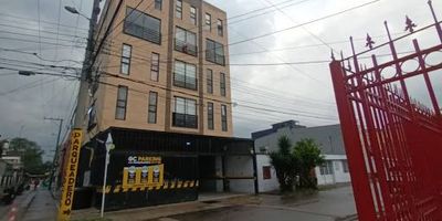 Apartamento dúplex en arriendo en Modelia estrato 4, con un área de 60 metros cuadrados, distribuido en dos niveles que incluyen sala-comedor, dos alcobas, dos clósets, cocina integral con estufa eléctrica, dos baños con duchas eléctricas, zona de ropas y pisos en cerámica. El edificio cuenta con ascensor, aunque el apartamento no dispone de parqueadero ni de vista panorámica. Su ubicación es estratégica, con excelentes vías de acceso como la Avenida La Esperanza, Calle 26, Avenida Cali y Avenida Boyacá. Para más información, comuníquese con el ejecutivo comercial José Rodrigues al 317403 2872 celular o WhatsApp, al correo jose.rodriguezinmobiliariasaliadas.com, o deje sus datos en Contactar al anunciante y nos comunicaremos con usted.