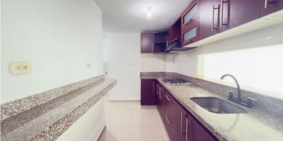 Se Arrienda Apartamento en Piso 5 – Confort y Excelente Ubicación

Este amplio apartamento en piso 5 te ofrece un ambiente tranquilo y cómodo, ideal para disfrutar en familia:

✅ 3 habitaciones (principal con baño privado)
✅ Baño social + baño auxiliar
✅ Cocina 
✅ Zona de labores independiente
✅ Amplia sala - comedor 
✅ Balcón con vista y ventilación natural
✅ 1 parqueadero privado

El conjunto residencial cuenta con completas zonas sociales:
Piscina –  Gimnasio –  Salón social – Juegos infantiles

? Ubicación privilegiada: Cerca del Centro Comercial Miramar, parques, iglesias y con fácil acceso a transporte público.

 Una opción perfecta para quienes buscan comodidad, seguridad y calidad de vida.

Valor del canon NO incluye la administración 
