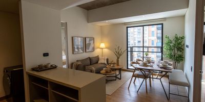 ¡Arrienda fácil, rápido en Salitre ! Ubicado estratégicamente en la Av. 68 con Calle 20, con conexión directa al aeropuerto, zonas empresariales y comerciales de Bogotá.Ofrecemos un concepto de vivienda moderna en Apartaestudios, 1 y 2 habitaciones, entregados con acabados de lujo y Línea Blanca incluida (nevera, estufa, horno a gas, microondas y cortinas blackout).Piscina y Gimnasio totalmente dotado. Área de Coworking para teletrabajo. Game Room y Salón de usos múltiples. Seguridad CCTV y administración profesional. Somos una comunidad Pet Friendly. ¡Agenda tu visita y múdate a un espacio diseñado para vivir, trabajar y divertirte!*Los precios pueden variar por piso, características y disponibilidad.*  INFORMACIÓN CORRESPONDE A TIPO 2 HABITACIONES  SIN AMOBLAR