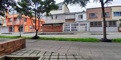 San Fernando. Ciento quince punto seis metros de área construida. Área de terreno seis m de frente por catorce m de fondo. Dos niveles: primer nivel dos garajes sala comedor cocina patio de ropas, cuarto y baño de servicio. Segundo nivel cuatro alcobas con clóset un baño, pisos en madera. Inmueble libre de todo gravamen. Vetustez cincuenta y cinco años. Vías de acceso Avenida sesenta y ocho Avenida Boyacá calle setenta y dos calle sesenta y ocho. Informes David Ortiz.