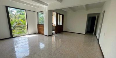 Hermoso apartamento en Envigado, 100 mts, 3 alcobas, principal con baño, todas las alcobas con closet y baño social completo, salón comedor, cocina integral, alcoba de servicio completa y zona de ropas,  parqueadero, tercer piso sin ascensor,  cerca al centro comercial city plaza y Mall Guadalcanal  cerca al supermercado el euro al hospital Manuel Uribe Ángel y muy buen transporte público, zonas comunes piscina gimnasio salón social zonas verdes cancha polideportiva senderos bbq parqueadero visitantes y portera 24h. 28299