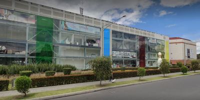 Local esquinero con muy buena vitrina hacia la calle 150 que la principal del centro comercial, el local es en espacio abierto y es dúplex, tiene una área en el segundo nivel igual a la del primer piso.  muy buena ubicación dentro del centro comercial. Actualmente se encuentra arrendando pero lo entregan desocupado.