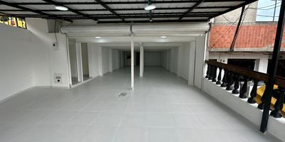 
Cerca a parque de Villa Guadalupe, cerca a colegio la salle, terminal de buses de Aranjuez

Local en Arriendo  Aranjuez
Impulsa tu negocio en una ubicacion estrategica con gran visibilidad y excelente proyeccion comercial. Este local cuenta con 2 banos, cocina integral y un cuarto para almacenamiento, piso reforzado y puerta tipo camion, caracteristicas que lo hacen funcional y adaptable a diferentes tipos de actividad economica.Se encuentra en una zona de alto flujo vehicular y peatonal, con facil acceso a vias principales y rodeado de puntos de referencia como Cerca a parque de Villa Guadalupe, cerca a colegio la salle, terminal de buses de Aranjuez. Un espacio versatil y dinamico, ideal para emprendedores y empresas que buscan crecer en un entorno de alta circulacion y excelente conectividad.
La oportunidad perfecta para establecer o expandir tu marca en Medellin!
