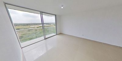 APARTAMENTO EN VENTA – ALTOS DE CARIBE VERDE, BARRANQUILLA

 

65 m² | 3 habitaciones | 2 baños | Balcón | Piso 8 | Conjunto cerrado con ascensor
Precio de venta: $156.000.000

 

Se vende apartamento en el conjunto residencial Altos de Caribe Verde, ubicado en el macroproyecto urbanístico Caribe Verde, una de las zonas con mayor desarrollo y proyección de Barranquilla.

El apartamento cuenta con un área aproximada de 65 m² distribuidos en sala comedor, cocina integral de concepto abierto, zona de labores, balcón con vista agradable, tres habitaciones y dos baños, incluyendo baño privado en la habitación principal. Se encuentra en un piso 8, lo que le permite una excelente ventilación e iluminación natural.

El conjunto es cerrado y cuenta con vigilancia privada las 24 horas, ascensor y zonas comunes pensadas para la comodidad de sus residentes, como piscina, parque infantil y parqueaderos comunales. Ideal para familias que buscan un entorno seguro, organizado y con excelente relación precio-beneficio.

Valor de venta: $156.000.000.
Contáctenos para agendar su visita y conocer este apartamento en Caribe Verde, una excelente oportunidad para vivir o invertir.
