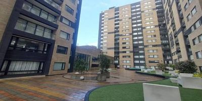 Apartamento en arriendo en Salitre (estrato 5), con un área de 75 m², distribuido en tres alcobas, tres clósets, dos baños, cocina integral con estufa a gas, calentador por caldera, balcón, pisos laminados, depósito y garaje cubierto sencillo (No. 34). El conjunto ofrece ascensor, vigilancia, gimnasio, zona de niños, parqueadero para visitantes y vista panorámica. Cuenta con excelentes vías de acceso como la Calle 26, la Avenida Boyacá y la Carrera 50. Para más información, comuníquese con el ejecutivo comercial Mario Chiappe al 316 471 0658 (celular o WhatsApp) o al correo mario.chiappe@inmobiliariasaliadas.com
.