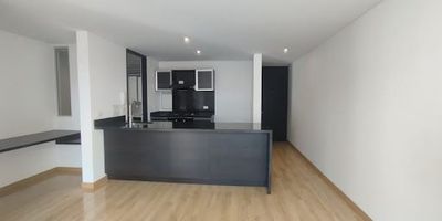 Apartaestudio ubicado en el sector de Cedritos, cuenta con una habitación con su baño privado y vestier, baño social, sala comedor con balcón, cocina abierta con estufa a gas, zona de lavandería independiente, un parqueadero y un depósito, El edificio cuenta con gimnasio, zona de BBQ y terraza. Muy bien ubicado en sector comercial con restaurantes, supermercados y droguerías, cerca a parques, colegios e iglesias. Vías alternas como Av. Carrera 9na, calle 145, 150 y Av. 19. listo para ocupar