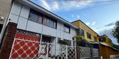 El inmueble se encuentra ubicado en el barrio Quinta Paredes, un sector central y altamente valorizado de Bogotá, caracterizado por su entorno residencial tranquilo combinado con una oferta importante de comercio, hoteles y servicios. Cuenta con excelentes vías de acceso como la Calle 26 y la Avenida La Esperanza, así como cercanía a Corferias, la Embajada de Estados Unidos, la Universidad Nacional y varios centros comerciales, lo que facilita la movilidad, el acceso a transporte público y la disponibilidad de servicios educativos, de salud y recreación en el día a día.