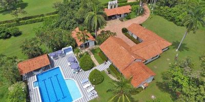 Espectacular lote de terreno de una hectárea en el Condominio Remanso del Sumapaz, ubicado entre Girardot y Melgar con excelentes vías de acceso que permiten estar cerca de los dos municipios para el uso de supermercados, restaurantes, iglesias y sitios de interés. La casa principal cuenta con 5 habitaciones, 4 baños, zona social y amplia cocina abierta tipo americano. Zonas verdes, piscina con playa para niños, jacuzzi, zona de bbq y cocina exterior. Casa para mayordomos y extensa zona para parqueaderos de los cuales tres son cubiertos.