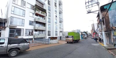 Código interno 13910. Apartamento en arriendo dúplex, ubicado en el  Barrió La Pola, en el sector encontramos: Iglesia, Colegio,  Supermercado Isimo, fruver, Restaurantes, Droguería, cómodas vias de acceso. El inmueble se encuentra distribuido: Primer nivel: Sala comedor, Cocina integral, zona lavandería, un baño. Segundo nivel: Tres habitaciones con su closet, la principal con baño,  baño, altillo. Parqueadero cubierto. El valor de la administracion $ 161.000