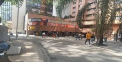 Local comercial  con destinación y uso de oficina bancaria, distribuido en dos niveles. Cuenta con oficinas, baños, cocina, zona de archivo y patio. Vetustez 29 años. Antigua sucursal Avenida la Playa.