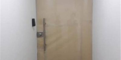 Oficina nueva con ubicación esquinera y vista exterior, área de comercio y  baño con acabados. Vetustez  8 años. Vr. Admón. $360.090.