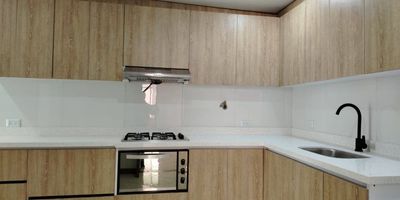 Apartamento en arriendo en Envigado, sector la Abadía de 120m², ubicado en un entorno tranquilo, rodeado de zonas verdes y con excelente conectividad. Cuenta con 3 habitaciones, mas estudio, 3 baños, sala comedor con buena iluminación, cocina integral, zona de ropas independiente y dos balcones con excelente vista. Incluye parqueadero doble lineal y cuarto útil, acceso a zonas comunes, además de portería 24 horas y ascensor, lo que garantiza comodidad y seguridad. Ideal para quienes buscan un espacio funcional, cómodo y bien ubicado, en un ambiente residencial y sereno.