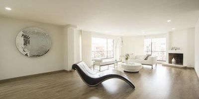 Magnifico apartamento con luz natural, agradable, con terraza en la alcoba principal, dos salas y comedor independiente, estudio,  cuarto y baño de servicio, cuatro garajes con servidumbre. El edificio cuenta con salón comunal, piscina, parqueadero de visitantes.