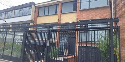 Se arrienda lindo apartaestudio en La Soledad, con un área de 28 m. Situado en un tercer piso con vista externa, ofrece excelente iluminación y acabados modernos.El apartaestudio es tipo loft y cuenta con una habitación con clóset, cocina integral eléctrica, baño con ducha eléctrica y cortinas tipo blackout. Incluye servicios de agua, luz e internet, además de nevera y horno microondas, lo que permite una mayor comodidad y ahorro mensual. Los pisos son en cerámica y el espacio se encuentra en muy buen estado.No cuenta con parqueadero ni ascensor.La propiedad está ubicada en una zona estratégica, rodeada de comercio, universidades, estaciones de TransMilenio. Vías principales cercanas como la Carrera 28, Calle 26 y Calle 34 facilitan la movilidad hacia diferentes sectores de la ciudad. Para más información comuníquese con la ejecutiva comercial mireya fernandez al celular y o whatsapp 318 5852013 o correo mireya.fernandezinmobiliariasaliadas.com