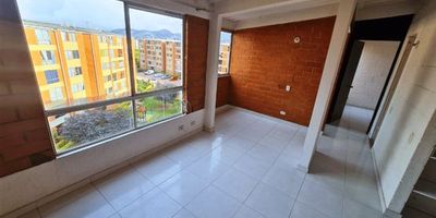 ¡Encuentra el equilibrio perfecto en Tierra Blanca 2, Soacha! Se arrienda un apartamento que destaca por su ambiente acogedor y excelente distribución. Ubicado en un sexto piso, te garantiza la privacidad y tranquilidad necesarias para tu descanso. Cuenta con dos habitaciones cómodas y espacios diseñados para ofrecer un entorno armonioso y agradable. Es la opción ideal para quienes valoran la calidez de un verdadero hogar en un entorno apacible. ¡No dejes pasar esta oportunidad de vivir con bienestar y confort! Agenda tu visita hoy mismo. CÓD: 965-9709