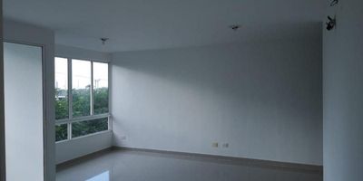 Arrienda apartamento de 98 M2 en excelente estado ubicado en Riomar. Cuenta con sala comedor, balcón, 3 habitaciones, 2 baños, sala, cocina y área de labores. El edificio tiene ascensor, piscina, salón social y vigilancia 24 horas. Cerca de Centros Comerciales y supermercados.