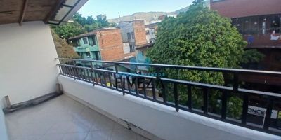 APARTAMENTO CONOPCIONDE VENTA SE ARRIENDO CON UN CONTRATO POR 6 MECESCERCA ARUTAS ESCOLARES Y ATRANSPORTE PUBLICO , DIAGONAL ALA CLINICAANTIOQUIA,A 5 MINUTOS CAMINANDODEL PARQUE DE ITAGUI , Y A 15 DE LA ESTCION DEL METRO