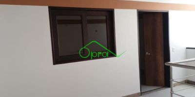 LRIONEGRO VENTA CASA UBICADA EN URBANIZACIÓN TRES CANTOS, SECTOR COLEGIO LA PRESENTACIÓN, 3 NIVELES, 4 ALCOBAS, 2 CLOSETS, 1 VESTIER, SALÓN COMEDOR, 4 BAÑOS, 1 ESTUDIO, PATIO, CUENTA CON RED DE GAS, CALENTADOR, ALCOBA PRINCIPAL CON BALCÓN, GARAJE ELÉCTRICO, HAY VIGILANCIA, EL VALOR ES DE $50.000 MENSUALES. CERCA A TODO.