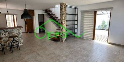 Te presentamos esta hermosa casa de 231m2 ubicada en el exclusivo y tranquilo barrio Payuco de La Ceja. Este hogar está listo para brindarte comodidad y privacidad en un condominio cerrado y seguro. Disfruta de amplios y luminosos espacios, con salón comedor integrado a la cocina, 3 habitaciones amplias con closet y baño privado, área de lavandería y amplia zona social al aire libre, zona BBQ, parqueadero para dos carros, unidad cerrada, deck, excelente ubicación tranquila y cerca de todo.