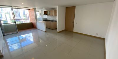 Apartamento en Arriendo  Lagos de La Doctora, Sabaneta Se arrienda acogedor y amplio apartamento de 76 m en una zona residencial tranquila, segura y con excelente conectividad. Sus espacios iluminados, funcionales y bien distribuidos lo convierten en una opcion ideal para disfrutar en familia. El apartamento cuenta con 3 habitaciones, estar, 2 banos, 2 closets, vestier, sala-comedor, cocina integral con barra, balcon con vista despejada, zona de ropas con calentador, 1 parqueadero lineal, 1 cuarto util y ascensor. La unidad residencial ofrece completas zonas comunes para disfrutar y relajarse: gimnasio, juegos infantiles, piscina, salon social, turco, zonas verdes, chute de basura, parqueadero de visitantes y porteria 24/7. Ubicado estrategicamente cerca de la Fundacion Universitaria CEIPA y Ara Mall Zona Sur, con facil acceso al transporte publico y a las principales vias del sector. Un espacio ideal para quienes buscan buena ubicacion y calidad de vida en Sabaneta.