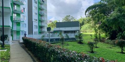 Se vende apartamento en Dosquebradas, Risaralda, ideal para aquellas personas que buscan una zona tranquila y residencial para vivir. Con una ubicación exterior, este inmueble cuenta con una maravillosa vista panorámica que te cautivará desde el primer momento. Con un área construida de 54 M2, este apartamento ofrece un cómodo espacio distribuido en 3 alcobas y 2 baños, ideales para una familia o grupo de amigos.

Al ingresar a este apartamento, podrás notar su encantador balcón, perfecto para disfrutar de una hermosa vista mientras tomas un café o compartes momentos especiales en familia. Además, cuenta con los servicios de agua, electricidad y gas domiciliario, para que puedas disfrutar de todas las comodidades sin preocupaciones.

Cuenta con armarios empotrados y clósets, ideales para mantener todo en orden y organizado.

También incluye una cocina integral equipada, con todo lo necesario para preparar tus comidas favoritas y calentador a gas.

Si eres amante de los espacios verdes, te encantará saber que este apartamento se encuentra en una zona residencial, rodeada de zonas verdes y naturaleza que te permitirán disfrutar de un ambiente tranquilo y relajado. También cuenta con una zona de lavandería, para que puedas realizar tus tareas domésticas sin salir de casa.

Pero esto no es todo, cuenta con parqueadero para carro cubierto y el edificio cuenta con una amplia área social, con piscina y cancha de baloncesto, para que puedas realizar actividades físicas y relajarte junto a la familia y amigos. Además, cuenta con ascensor, portería/recepción y vigilancia las 24 horas, para garantizar tu seguridad y comodidad en todo momento.

¿Estás interesado en alquilar este apartamento? No esperes más y contáctanos para agendar una visita y conocer todos los detalles de este increíble inmueble en Dosquebradas, Risaralda.
