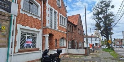 Se arrienda acogedor apartaestudio en Teusaquillo, con un área de 30 m. Situado en un primer piso interno, ofrece un espacio tranquilo, con excelentes acabados y distribución funcional. Cuenta con sala-comedor integrada, una habitación, cocina semi-integral con estufa a gas, zona de ropas independiente y un baño con ducha eléctrica, pisos en cerámica, el inmueble se encuentra en muy buen estado. Servicios de agua y luz compartidos. No cuenta con parqueadero.Su ubicación es estratégica, en un sector de alta demanda, cerca de comercio, parques públicos, universidades y colegios. Además, vías principales como la Calle 26 y Calle 34, facilitando la movilidad hacia diferentes zonas de la ciudad. Para mayor información comuníquese con la ejecutiva comercial Mireya Fernadez al celular y o whatsapp 3185852013, al correo mireya.fernandezinmobiliariasaliadas.com