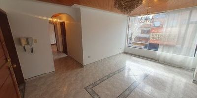 Apartamento en arriendo en Cedritos. Consta de sala-comedor, cocina integral a gas, zona de lavandería, 3 alcobas, la principal con vestier y baño privado. Segundo baño de alcobas. Piso en madera y cerámica. 1 garaje. Admon Incluida.