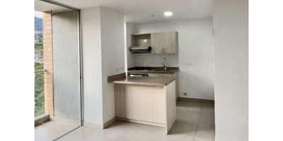 Apartamento en venta en Calasanz Parte Alta, ubicado en el piso 17 de una unidad cerrada, con un área de 65 m² y una distribución moderna pensada para el confort y la buena iluminación.Cuenta con tres habitaciones, la principal con vestier y baño privado; un baño completo adicional, sala comedor con excelente entrada de luz, balcón con hermosa vista, biblioteca o estudio ideal para trabajo en casa, cocina integral funcional, zona de ropas y pisos laminados que aportan calidez a los espacios.La unidad ofrece zonas comunes ideales para disfrutar en familia: piscina, gimnasio, cancha de baloncesto, cancha de fútbol, salón social, zona infantil, amplias zonas verdes, parqueadero y portería 24 horas.Su ubicación es estratégica, cerca de zona comercial, Mall Santana, D1, Dollar City y con excelentes conexiones por la calle 50 y la avenida 80, lo que convierte este apartamento en una excelente opción de vivienda y valorización.Raskcielo te invita a conocer este espacio con vista privilegiada 