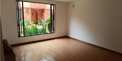 Venta de Casa en Colina Campestre, Bogotá - Código: 9660FR925 Ubicada en la exclusiva zona de Colina Campestre, esta amplia y luminosa casa de tres pisos es perfecta para quienes buscan un hogar espacioso y bien distribuido. Con una excelente iluminación natural, ofrece un ambiente cómodo y acogedor para toda la familia.Características de la Casa:

Primer Piso:


 Sala amplia y luminosa.
 Comedor integrado.
 Baño social para comodidad de los visitantes.
 Cocina integral completamente equipada.
 Patio para disfrutar de espacios al aire libre.
 Cuarto adicional y baño de servicio.


Segundo Piso:


 Tres habitaciones amplias.
 Dos baños completos, uno para las habitaciones secundarias y otro en la habitación principal.


Tercer Piso:


 Habitación principal con balcón, vestier y baño privado para mayor comodidad y privacidad.


Sótano:


 Zona de lavandería independiente.
 Depósito adicional para almacenamiento.
 Entrada directa desde el parqueadero, facilitando el acceso al sótano.


Servicios del Conjunto Residencial:


 Recepción para mayor comodidad y control de acceso.
 Seguridad 24 horas con vigilancia permanente.
 Áreas comunes:
 
  Zonas verdes para disfrutar de la naturaleza.
  Zona infantil para el entretenimiento de los niños.
  Salón comunal para reuniones y eventos sociales.
  Parqueadero para visitantes, garantizando espacio para tus invitados.
 
 


Ubicación:
El conjunto está ubicado en una vía principal, lo que facilita el acceso a transporte público y a todos los servicios que la zona ofrece.

¡Esta casa es ideal para quienes buscan amplitud, comodidad y seguridad! No pierdas la oportunidad de vivir en uno de los sectores más tranquilos y cotizados de Bogotá. Contáctanos para más información.
