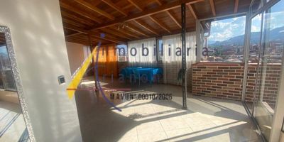 Vendemos apartamento ubicado en belen granada, cuenta con un area de 124 metros, sala comedor, 2 alcobas, 1 closet, cocina semi integral, red de gas, 2 baños, jacuzzi, calentador, zona de ropas, piso en porcelanato, balcon, estrato 3.https://www.inmobiliariatrianon.com/inmueble/3078